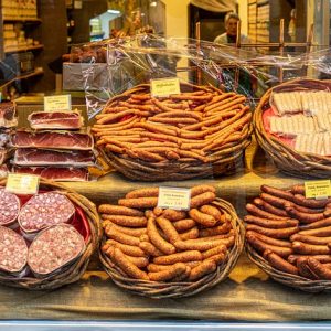 Magasin de saucisses sur un marché